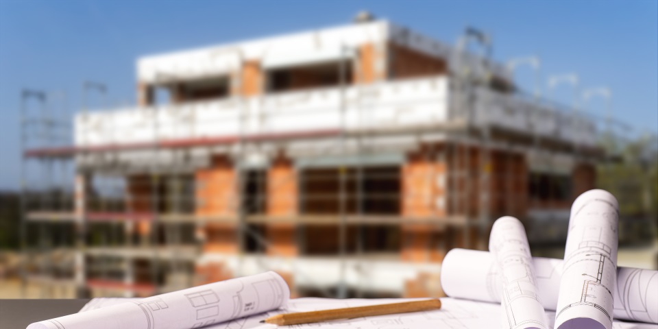 Schmuckbild: Architektenplan liegt auf einem Tisch