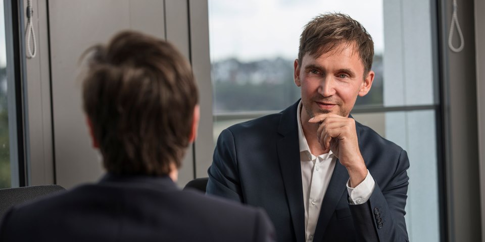 Dr. Kai Seiler, Präsident des LIA.nrw, unterhält sich mit einer Beschäftigten