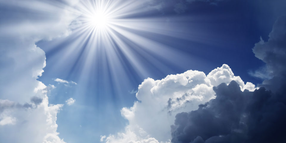 Die Sonne scheint durch einen gerade aufbrechenden Wolkenhimmel.