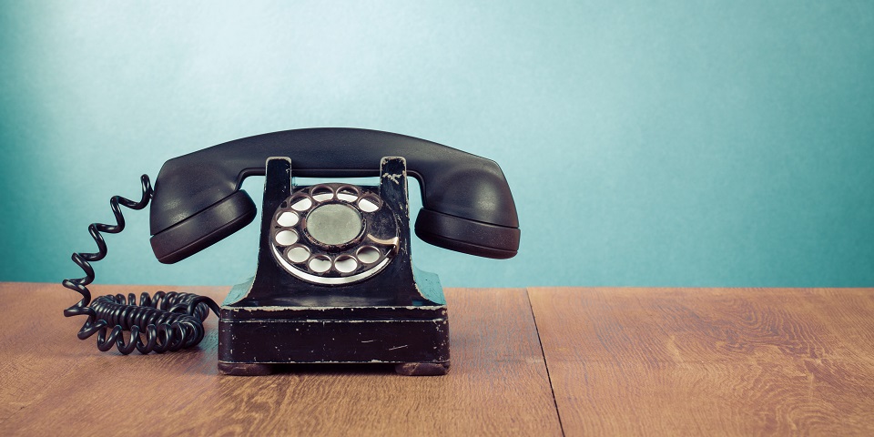 Ein Retro-Telefon vor grünem Hintergrund