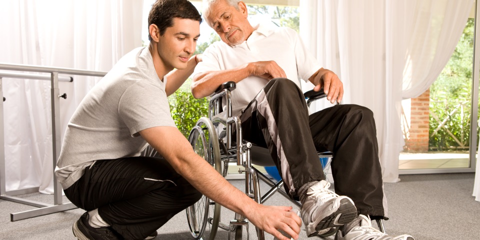 Physiotherapeut-Rollstuhl_960x480